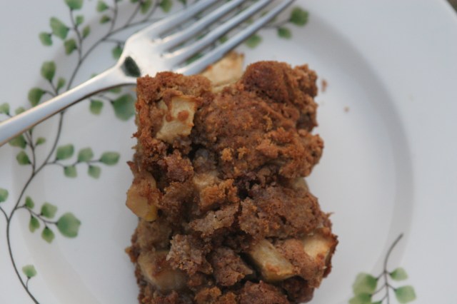 Whole wheat cardamom-cinnamon apple cake